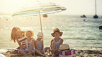 Familie am Strand mit Sonnenschutz